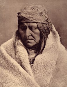 Two Bear, piegan woman. As for the Piegans of today and tomorrow, we would have to be very optimistic to find hope in their present situation. The promise of a better life, which had always been made to them by civilization, was an empty shell. Photo taken 作： Edward Sheriff Curtis
