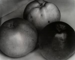 3 つのりんご、フランス、カリフォルニア州。 1921年 作： Edward Steichen