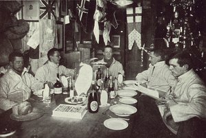 役員、真冬の日の夕食、英国南極遠征、ケープエバンス、1912年6月22日（白黒写真）
