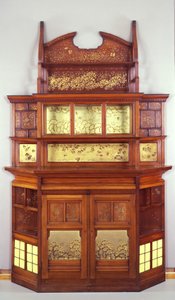 イエローとゴールドのハーモニー：バタフライキャビネット、1877-78年（黄色のタイル、真鍮のモールディングとガラスを使用したマホガニーのオイル） 作： Edward William Godwin