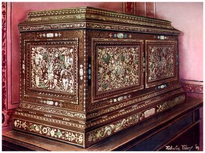 ウォールナットの象眼細工の棺、前面、側面、上部にパネルを施したもの（1910年）。