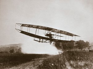 1908年、アメリカの飛行士グレン・カーチスが「ジューン・バグ」で初の空気より重い飛行を行った 作： Edwin Levick