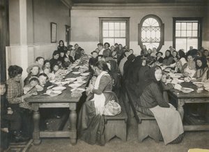 1906年頃、エリス島で無料で食事を提供される移民たち（モノクロ写真 作： Edwin Levick