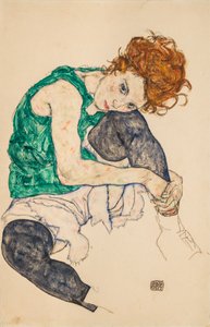 1917年、ひざを曲げて着席した女性