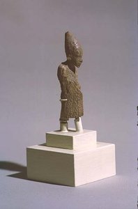 アビドスのオシリス神殿、王朝時代前期、紀元前3000年頃（上23548も参照）のオシリス神殿の上部エジプトの白い王冠とセド祭のマントを身に着けた王の図