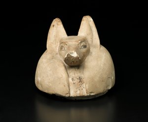 天蓋付きの壺のジャッカルヘッドカバー（石灰岩） 作： Egyptian