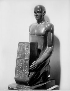 男の悪臭を放つ像（玄武岩） 作： Egyptian