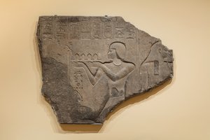 神への捧げ物をするプトレマイオス2世のレリーフ 紀元前285～246年 （花崗岩） 作： Egyptian