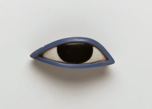 類人猿の棺からの右目（黒曜石、結晶、青いガラス） 作： Egyptian