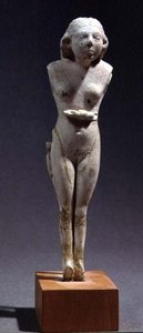 裸の女性の小像、Thinite時代、紀元前3100年から2700年（カバの象牙）