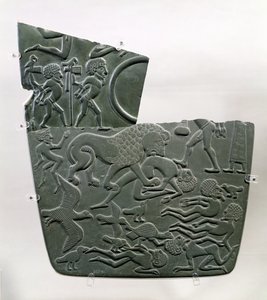 捕虜と殺された戦いの犠牲者を描いたバトルフィールドパレット。野生動物に捕食され、前生後期から第1王朝まで、紀元前3100年頃（灰色片岩）