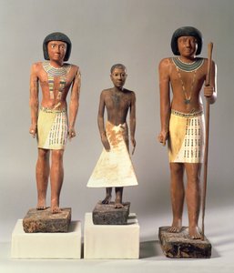おそらく古い王国のサッカラから、後期の王朝Vから初期の王朝VI（紀元前2360-2340年）の3つのメテジジの像（塗装済みの木材、石、ジェッソ、金属）