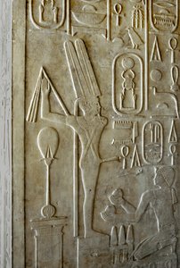 エジプトの古代遺跡：イシスファリック・ミン神を描いたヒエログリフ、ファラオ・セソストリス1世（紀元前1962～1928年）の白い礼拝堂、アモン神に敬意を払うために建てられた聖域、エジプト・カルナック神殿の野外博物館 作： Egyptian 12th Dynasty