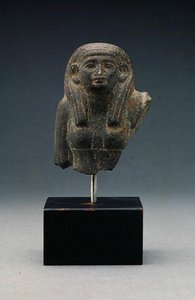 群像の女性の頭部と肩部（葬祭用の二人組と思われる）、中王国時代（玄武岩 作： Egyptian 12th Dynasty