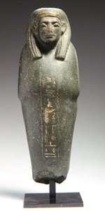祭司Ra-s-hetep-ibのためのウシャブティ像、中王国時代、前1950年頃（灰色の岩石） 作： Egyptian 12th Dynasty