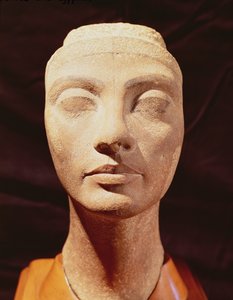 王室の頭、おそらくはネフェルティティ、メンフィス出身（石英）（158683も参照）