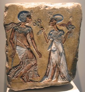 アクエンアテン（在位：紀元前1353～1336年）とネフェルティティ（紀元前1370年頃～紀元前1330年頃） エジプトのファラオ、アクエンアテンの偉大な王妃。ベルリン旧博物館のエジプト博物館に展示されているレリーフ。 作： Egyptian 18th Dynasty