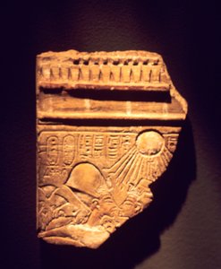 アクエンアテンとネフェルティティのレリーフの断片 作： Egyptian 18th Dynasty