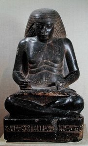 ハプの息子、アメンホテプ、あぐらをかいて座っている、カルナックのアメン神殿、紀元前1391-53年（花崗岩）