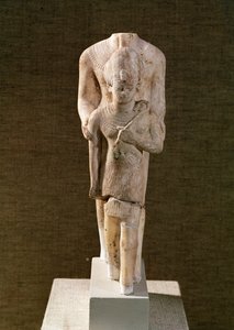 カルナックのアメン神殿（石灰岩）からアメンホテプ3世（紀元前1382-44年）を守るアメン 作： Egyptian 18th Dynasty
