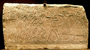 古代エジプト：踊り子を伴った行列を表す低層レリーフ。新帝国。ラムセス2世の時代。紀元前14世紀。カイロ博物館。エジプト 作： Egyptian 18th Dynasty