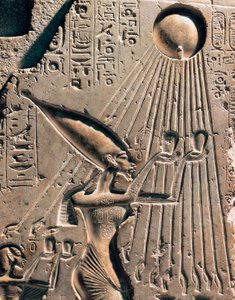 古代エジプト：アメンフィス4世（アクエンアテンまたはアメンホテプ）（紀元前1352～1338年）とその家族がアテン神に敬意を表している様子を描いた浮彫り。ファラオを表すディテール。紀元前1364-1347年（石灰岩 作： Egyptian 18th Dynasty