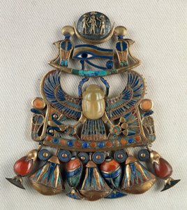 太陽と月の紋章入り胸当て エジプト、テーベ、ツタンカーメンの墓より 金細工、エジプト文明、新王国時代、第18王朝時代 作： Egyptian 18th Dynasty