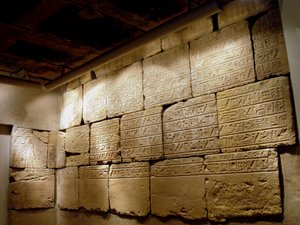 ソベクモースの埋葬室、紀元前1417～1379年頃（砂岩、塗料の痕跡あり