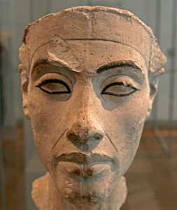ネフェルティティ（紀元前1370-1330年頃）の胸像 エジプトのファラオ・アケナテンの偉大な王妃（主席妃）。ネフェルティティと彼女の夫は、宗教革命を起こしたことで知られています。彼らは、太陽の円盤であるアテンという唯一の神を崇拝するようになりました。 作： Egyptian 18th Dynasty