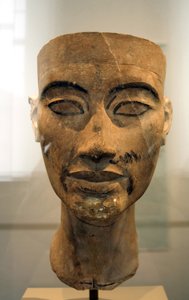 ネフェルティティ（紀元前1370年頃～紀元前1330年頃）の胸像 エジプトのファラオ、アクエンアテンの偉大な王妃（主席妃）。ネフェルティティと彼女の夫は、宗教革命を起こしたことで知られています。彼らは、太陽の円盤であるアテンという唯一の神を崇拝するようになりました。
