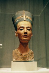 テルエルアマルナにある彫刻家トトメスのスタジオからの正面図、女王ネフェルティティの胸像（塗られた石灰岩）（114018-20も参照）