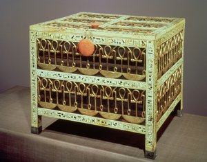 ツタンカーメンの墓の宝庫からの宝物（紀元前1370年から52年前）王国（金と銀が施された木と象牙）