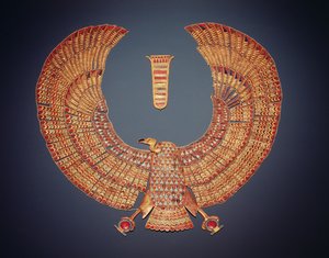 ハゲタカ女神ネクベトの形をした首輪、ツタンカーメンの墓から（紀元前1370年から1352年まで）新王国（半貴石がちりばめられた金）（153789も参照）