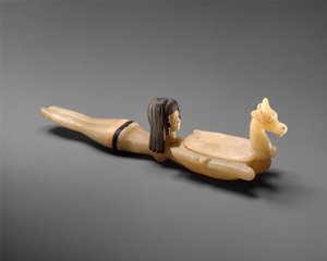 皿を持った水泳女性の形をした化粧品スプーンc。 1390–1352 BC（トラバーチンとステアタイト）