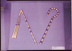 ツタンカーメンの墓出土のクルックとフレイル（紀元前1370～1352年頃）新王国時代（青ガラス、黒曜石、金をブロンズに取り付けたもの）（227988も参照 作： Egyptian 18th Dynasty