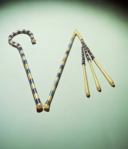 ツタンカーメンの墓（紀元前1370～1352年頃）から出土したクルックとフレイル（青銅にブルーガラス、黒曜石、金を取り付けたもの）（167522も参照 作： Egyptian 18th Dynasty
