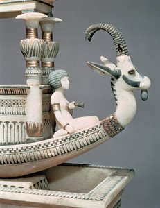 ツタンカーメンの墓（紀元前1370～52年頃）から出土したシリアのアイベックスの頭部とムトネジメット王女と思われる人物が描かれた舟の舳先の詳細（アラバスター）（149413参照