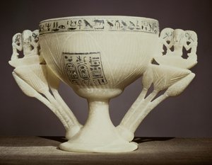ツタンカーメンの墓の入り口にある、半分開いた蓮の花の形のコップ（紀元前1370〜52年）ニューキングダム（アラバスター）（162302および228555も参照）