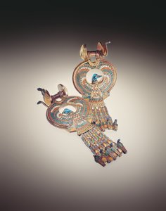 ツタンカーメンの墓からのハヤブサの翼とアヒルの頭を持つハイブリッド鳥のイヤリング（紀元前1370年-1352年頃）新王国（色付きのガラスとファイアンスがちりばめられた金）