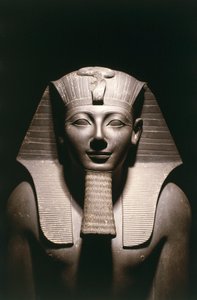 エジプト、ルクソールのカルナックにあるアメン神殿のトゥトモス3世像（紀元前1479年以前～紀元前1425年頃）の細部、玄武岩
