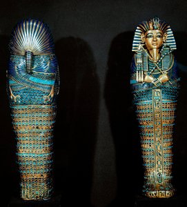 エジプトのアンティキテ。死者の内臓を納めるためのシセル製の金製石棺。ツタンカーメン（all-Ankh-amun or Tutankhamun）（紀元前1345-1327年）第18王朝の宝物から。紀元前1342年カイロ、エジプト博物館 作： Egyptian 18th Dynasty