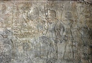 エジプトの古代遺物：屋根裏部屋の検査官であり書記であったカエム・ヘット（カエム・ハット）の墓からアメノフィス3世（TT57）の宮廷への接続部分で、供物を運ぶ人を表しています。第18王朝。紀元前1530〜1290年。貴族の谷。エジプト、西岸、ルクソール 作： Egyptian 18th Dynasty