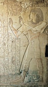 エジプト古代遺物：アメノフィス3世（TT57）の宮廷で屋根裏部屋の検査官兼書記を務めたカエム・ヘット（カエムハット）の墓からのレリーフ 祈りを捧げて墓を出る代表者。第18王朝時代。紀元前1530年〜1290年。バレー・デ・ノーブル。エジプト、西岸、ルクソール 作： Egyptian 18th Dynasty