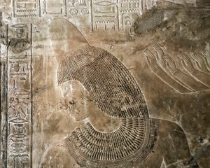 エジプトの古代遺物：アメノフィス3世の宮廷で屋根裏の検査官兼書記を務めたカエム・ヘット（カエムハット）の墓（TT57）から出土したレリーフで、円錐形の服を着た人物が描かれている。第18王朝時代。紀元前1530年〜1290年。ヴァレー・デ・ノーブル。エジプト、西岸、ルクソール 作： Egyptian 18th Dynasty