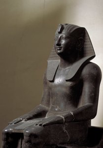 エジプトのアンティーク：バサナイト製の彫刻で、エジプトのファラオである支配者トゥトモシス（TuthmosisまたはThutmus）3世（紀元前1479-1425年）を表しています。背丈は192cm。192cm。第18王朝時代トリノ、エジプト博物館
