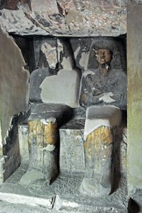 エジプトの古代遺物：アメノフィス3世の宮廷で屋根裏と書記を監督していたカエム・ヘット（カエムハット）の墓の近くにある彫刻（TT57）は、書記とイムホテップを表しています。第18王朝。紀元前1530年〜1290年。バレー・デ・ノーブル。エジプト、西岸、ルクソール 作： Egyptian 18th Dynasty