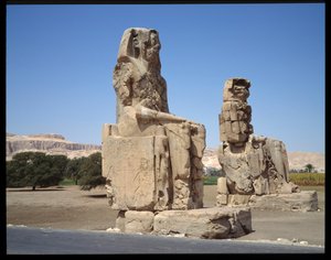 エジプトの古代遺跡：メムノンの巨像の眺め、新帝国時代のアメノフィス3世 作： Egyptian 18th Dynasty