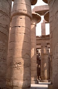 エジプトの古代遺跡：アモン神殿の多柱室の柱の様子。エジプト、ルクソールのカルナックのウェブサイト 作： Egyptian 18th Dynasty