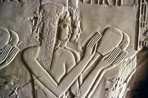 エジプトのアンティーク：供物を作る若い娘たち。ケルーエフの墓（TT192）（第18王朝 作： Egyptian 18th Dynasty