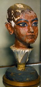 エジプトのアンティーク：若きファラオ、ツタンカーメン（オール・アンク・アームンまたはツタンカーメン）の肖像が蓮の葉に支えられている。ペイントされた木彫品。ツタンカーメンの遺品整理所より。カイロのエジプト博物館。 作： Egyptian 18th Dynasty